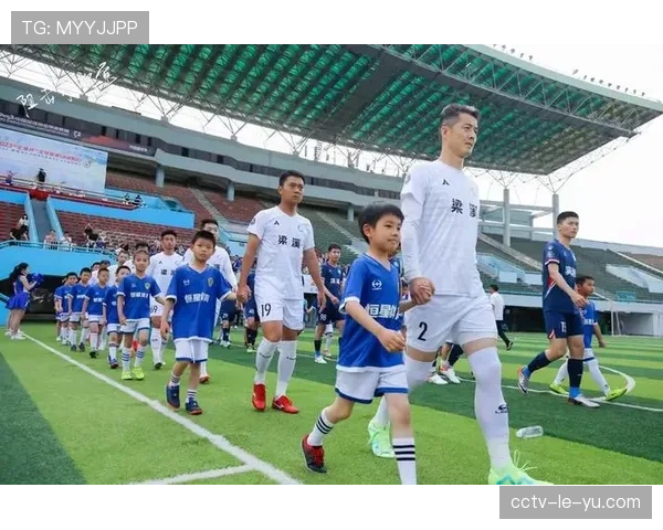 暖心一幕：小球童为客队门将捡回皮球，获赠比赛手套